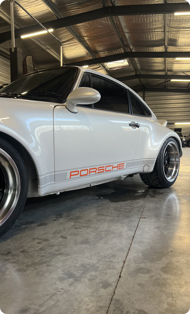 Porsche blanche avec décalcomanies rouges