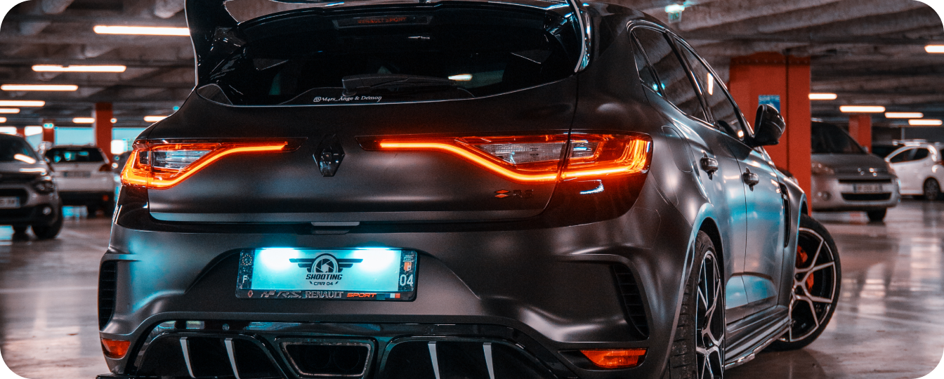 Vue arrière d'une voiture de sport noire