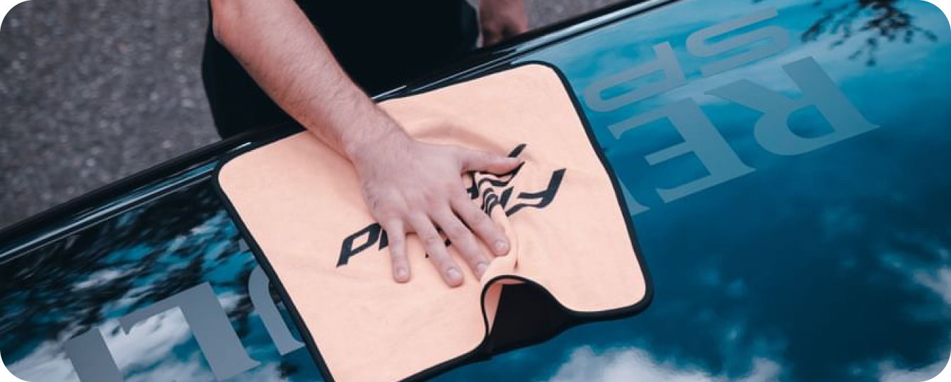 Voiture dans un garage avec éclairage nocturne