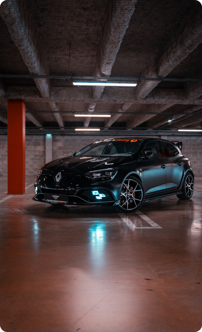 Vue latérale d'une Porsche blanche dans un garage
