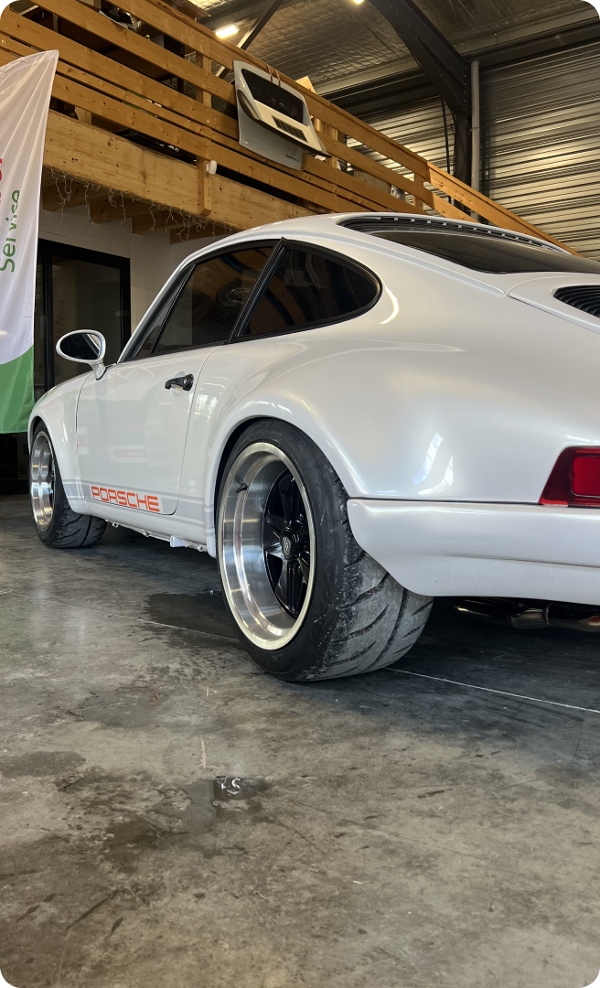 Application d'un film vinyle sur une voiture